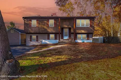 15 Disney Dr, Toms River, NJ 08755