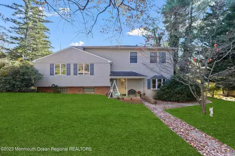 16 Farrell Dr, Middletown, NJ 07748