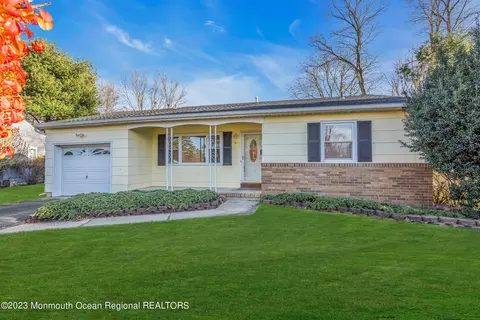 9 York Ct, Toms River, NJ 08757
