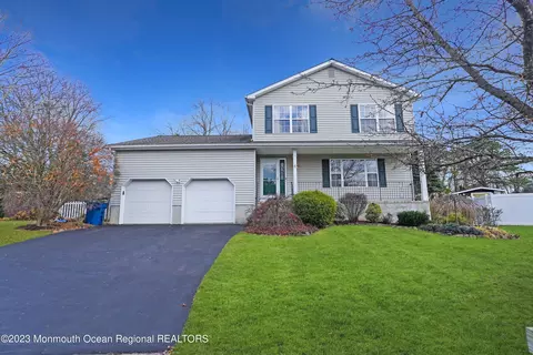 8 Lusia Ct, Howell, NJ 07731