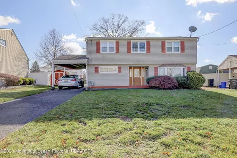 18 Woodcrest Dr, Old Bridge, NJ 08857