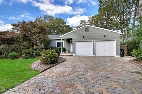 1226 Steamer Ave, Manahawkin, NJ 08050