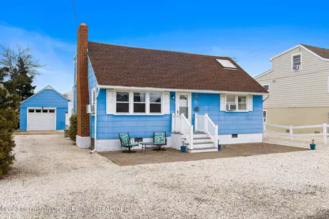 309 W 16th St, Ship Bottom, NJ 08008
