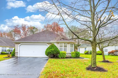 21 Pine Hollow Ln, Lakewood, NJ 08701