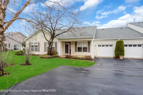 91 Silverlawns Dr, Lakewood, NJ 08701