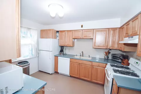 36 Townsend Dr, Matawan, NJ 07747 photo 4