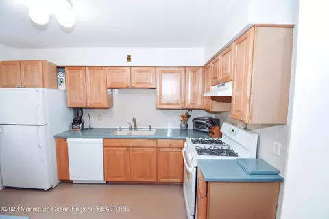 36 Townsend Dr, Matawan, NJ 07747 photo 5