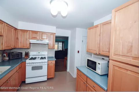 36 Townsend Dr, Matawan, NJ 07747 photo 6