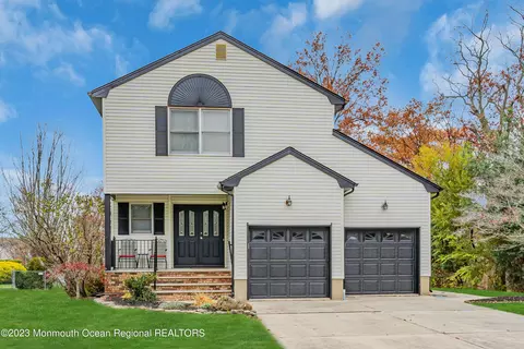 14 Oxford Ct, Matawan, NJ 07747