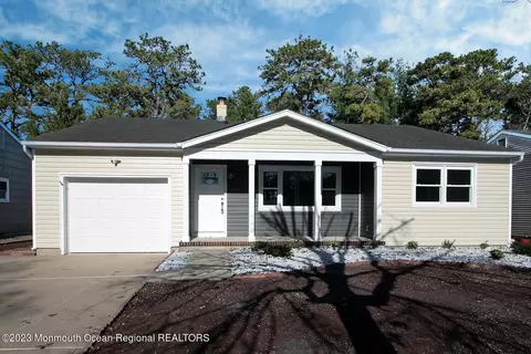 106 Whitmore Dr, Toms River, NJ 08757