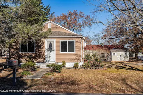 71 Clearwater Dr, Waretown, NJ 08758