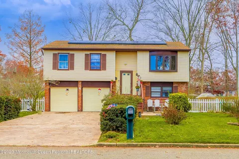 56 Woodland Rd, Bayville, NJ 08721
