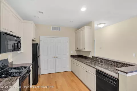 639 Sophee Ln, Lakewood, NJ 08701