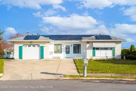 13 Nelson Ct, Toms River, NJ 08757