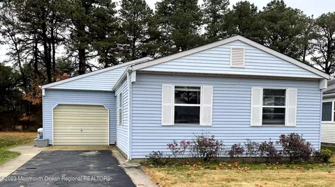 102 Pulaski Blvd, Toms River, NJ 08757