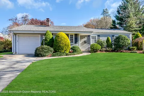 12 Village Ln, Middletown, NJ 07748