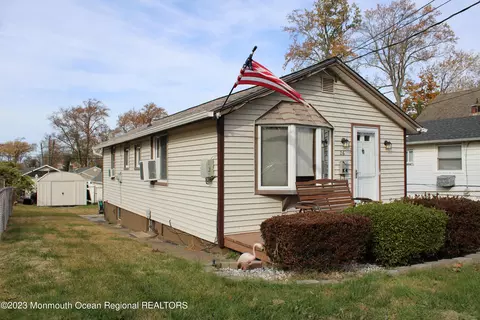 26 Hilltop Blvd, Keyport, NJ 07735