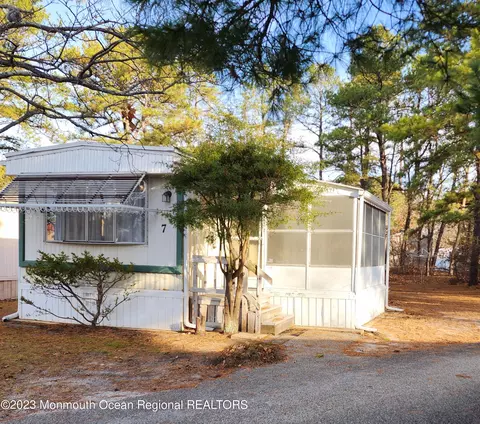 7 Grouse Ct, Whiting, NJ 08759
