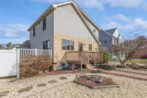 509 Riverside Dr, Bayville, NJ 08721