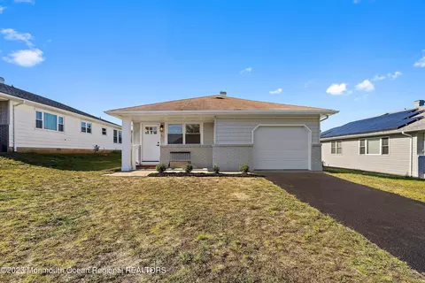 27 Saint David Dr, Toms River, NJ 08757