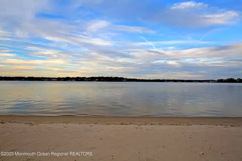 323 Prospect Ave, Pine Beach, NJ 08741