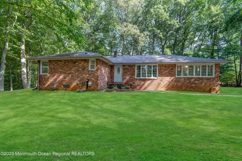 10 E Parkway Pl, Holmdel, NJ 07733