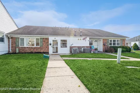 8 Kansas Ct #669, Matawan, NJ 07747