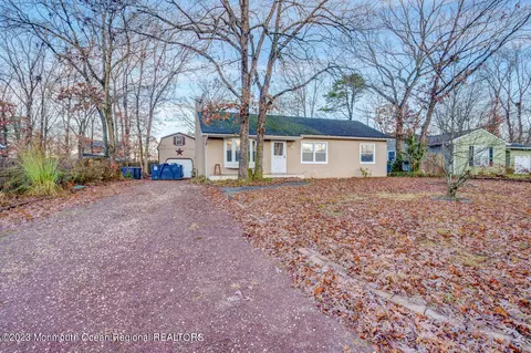 84 Capstan Ave, Manahawkin, NJ 08050