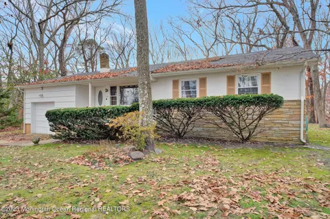 60 Forest Dr, Lakewood, NJ 08701