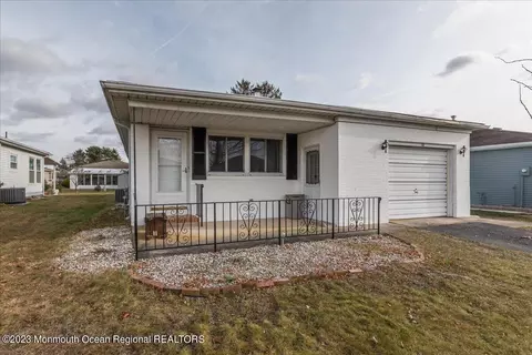 10 Capri Ct, Toms River, NJ 08757
