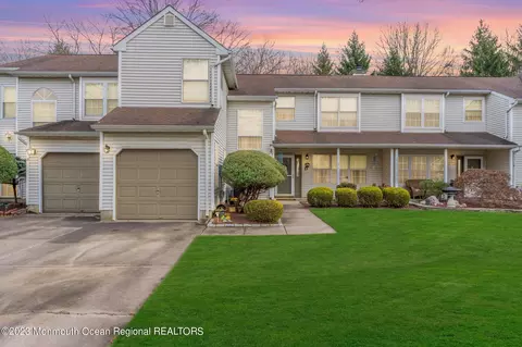 17 Evergreen Dr, East Windsor, NJ 08520