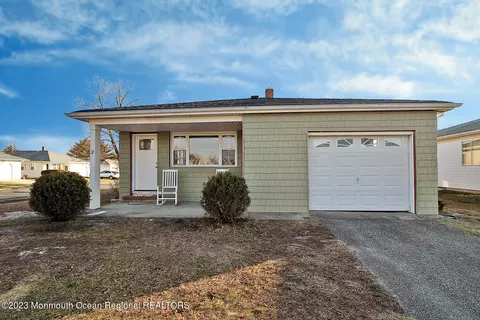 2 Roman St, Toms River, NJ 08757
