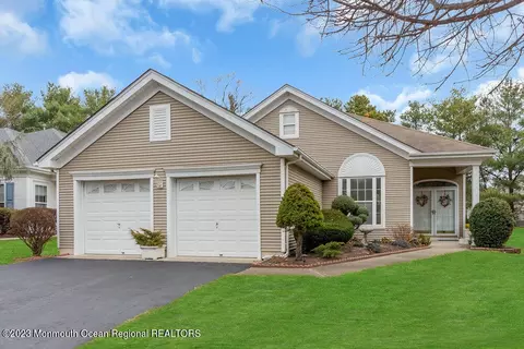 10 Amberlands Ct, Lakewood, NJ 08701