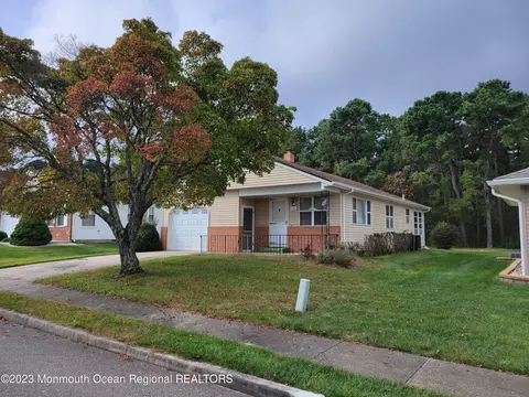 34 Canterbury Ln, Toms River, NJ 08757