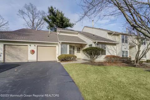 362 Sunshine Ct, Englishtown, NJ 07726