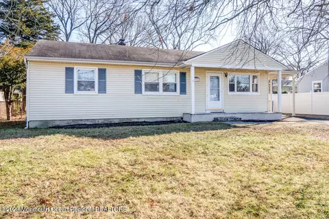 995 Canton Dr, Toms River, NJ 08753