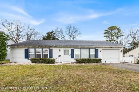 136 Village Dr, Barnegat, NJ 08005
