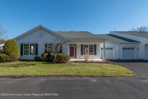 146 Greenlawns Dr, Lakewood, NJ 08701