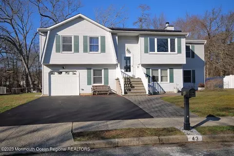 43 Eric Dr, Howell, NJ 07731