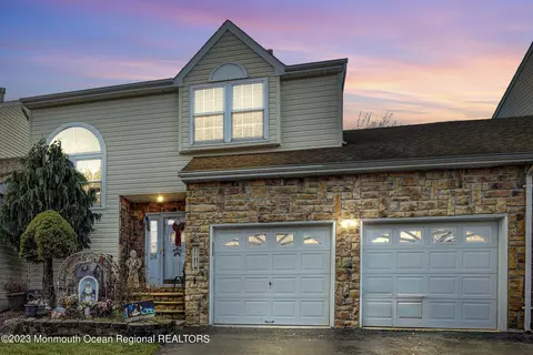 24 Hummingbird Ct, Marlboro, NJ 07746