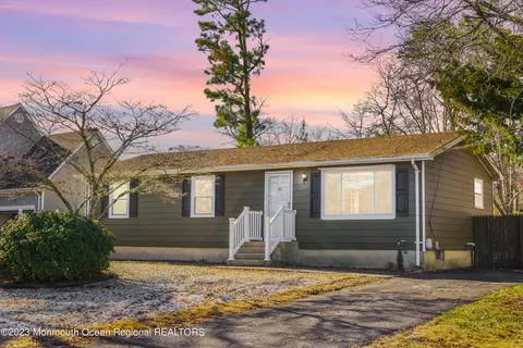 280 Bulkhead Ave, Manahawkin, NJ 08050
