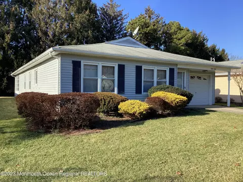 88 Lions Head Blvd S, Brick, NJ 08723