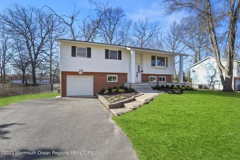 39 Holiday Rd, Manalapan, NJ 07726
