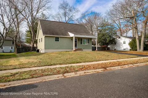 32 Rhode Island Dr, Jackson, NJ 08527