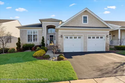 19 Country Club Dr, Monroe, NJ 08831