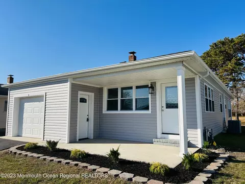 3 Newcastle Ct, Toms River, NJ 08757