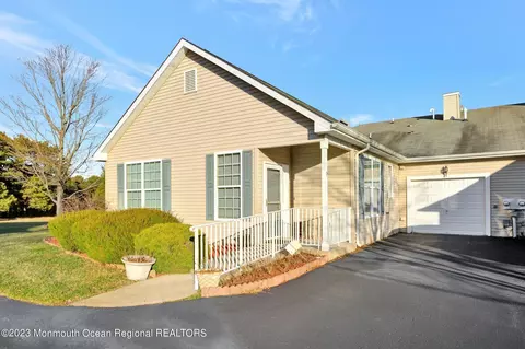 33 Walkabout Ct, Whiting, NJ 08759