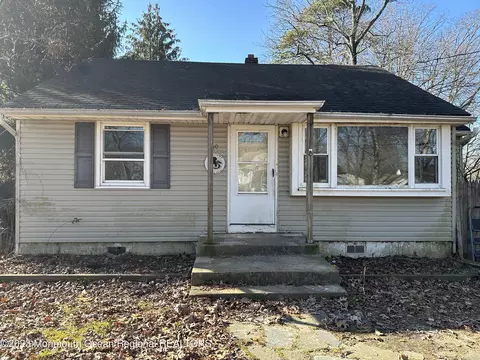 60 Crest Dr, Howell, NJ 07731