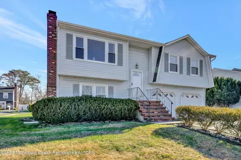8 Annie Dr, Howell, NJ 07731