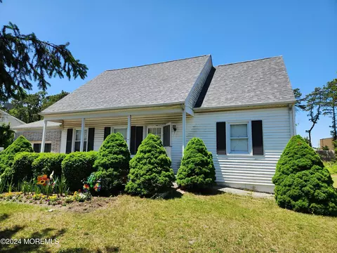 628 N Lake Shore Dr, Brick, NJ 08723